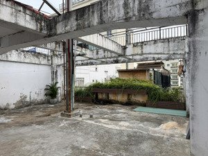 cho thuê mặt bằng trên sân thượng mặt tiền đường lưu văn lang, ngay cửa đông chợ bến thành 160m2