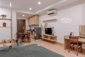 căn studio 40m2 full nội thất cao cấp có cửa sổ , oto đỗ cổng khu ba đình