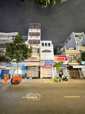 cho thuê nguyên tòa nhà mặt tiền 130-132 nguyễn thái bình, quận 1. dt : 8x20m. 1 trệt 4 lầu.