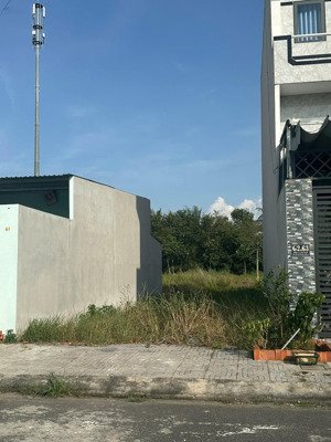 sang gấp nền đất 130m2 kdc hiện hữu vô cùng sầm, chính chủ bán 1tỷ95 sang tên trong ngày