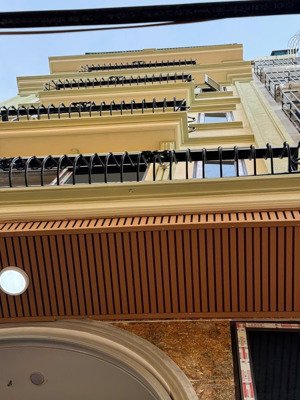 cần bán 1 căn nhà 5,5 tầng tháng máy siêu phẩm còn sót lại tại trịnh văn bô gần trường fpt