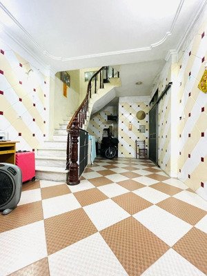 hiếm! hơn 6 tỷ đống đa 28m2, 6 tầng - ngõ thông tứ tung - vài bước ra oto - sổ đỏ chính chủ.