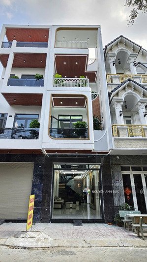 nhà mới hoàn thiện -5.2 tỉ - mẫu cực đẹp. vào xem là mê ạ. trục chính phú hồng thịnh. 3 tầng.