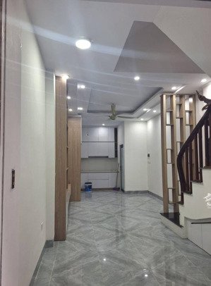 quang trung hà đông, dt 33m2 5 tầng mt 3,5m, cách 2 nhà ra oto tránh, oto 4 chỗ đỗ cửa,