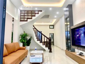 nhà đẹp full nội thất - gần nhiều trường đại học