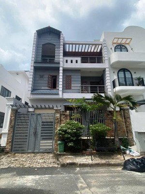 bán biệt thự liên kế phú mỹ hưng, nội khu đường phạm thái bường, gần ngã tư đường nguyễn đức cảnh