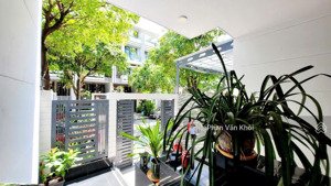 cho thuê văn phòng tầng trệt 5x22m giá 11 triệu/tháng , có hầm để xe, tại vạn phúc city