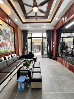 nhà mới 5 tầng thang máy giáp tân phú