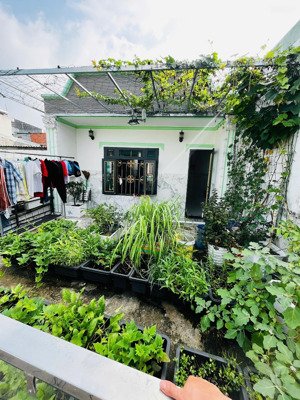 bán nhà gần chợ đông hòa - có sân đậu xe oto - hẻm xe tải ra vào thông 2 đầu