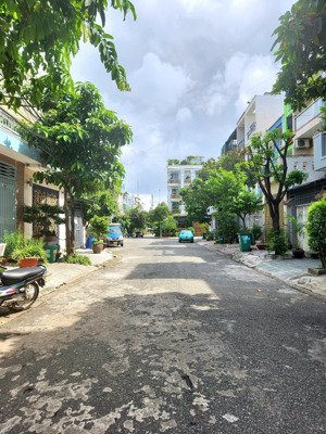 bán lô đất 104m2 đường lã xuân oai, phường tăng nhơn phú a, cạnh đường lê văn duyệt.