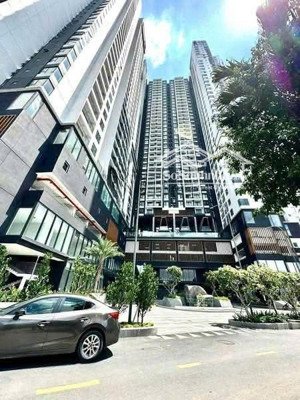 cần bán gấp căn hộ 2pn full nội thất view hồ bơi, giá lỗ 2,350 tỷ