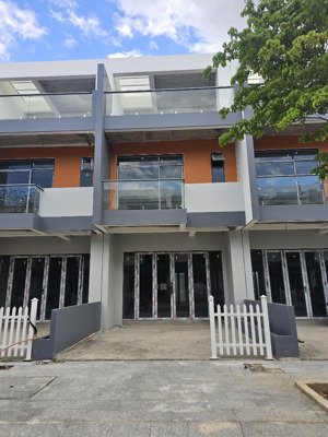bán căn nhà thô gói 8 đường nội bộ rộng 13m gần bồn hoa công viên giá 5 tỷ 850