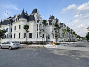 mới ra: cần bán căn đơn lập góc siêu đẹp. hàng ngoại giao giá chỉ 300tr/m2