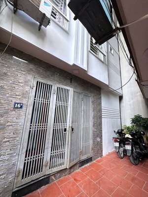 cho thuê nhà nguyên căn 31m² x 4 tầng,mt 6m tại ngõ 467 lĩnh nam, hoàng mai, hà nội với giá 8 triệu