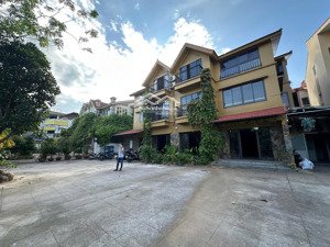 cho thuê nhà mp phạm văn đồng dt 270m2x 5 tầng, thang máy, mặt tiền 20m, đường ô tô đỗ quanh nhà