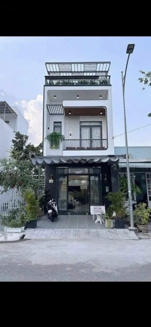 đường đinh đức thiện chợ bình chánh
5x19(95m2)sổ hồng riêng sang tên công chứng