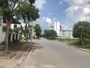 bán đấu giá viện nhiệt đới, vị trí đẹp, view thoáng, hướng nam, dt 83m2, giá 4,7 tỷ