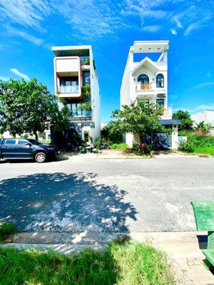 chính chủ cần bán gấp nền đất như hình 96.9m2 full thổ cư 100%. mt 10m vỉa hè 3m. sổ hồng riêng
