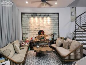 Phân lô phố Thành Thái, gần Công viên Cầu Giấy, Hà Nội.