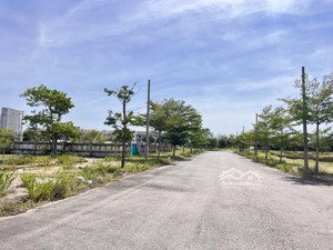 2 mặt tiền đối diện công viên. gần trường quốc tế, sông cổ cò, biển, sân golf, resort...