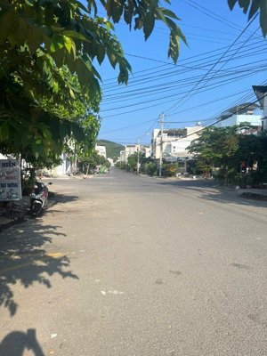 bán lô đất mặt tiền lý thái tổ phường bắc nha trang . đường nhựa r 20 m cách biển 500 m giá 5 tỷ1