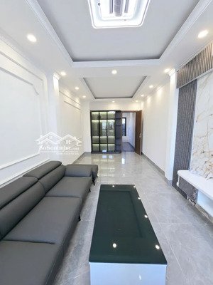 do chuyển đổi công việc tôi cần bán nhà 5 tầng 28m2 xây mới phố hào nam đống đa