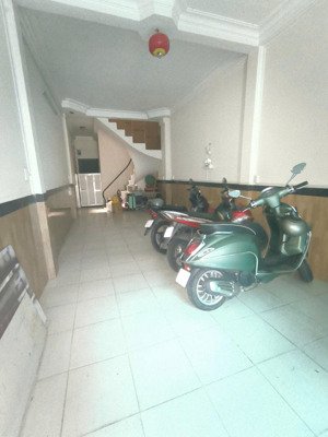 chính chủ cho thuê mặt bằng rộng 70m2 có sân ngay mặt tiền hoàng hoa thám tân bình