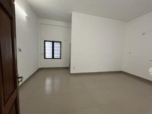 cho thuê nhà 3 tầng đường 5m5 sát thăng long, gần chợ cẩm lệ