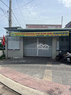 nhà ngộp 10 tỷ giảm còn 8ty5 nhà c4 góc 3mt đường hoàng hoa thám