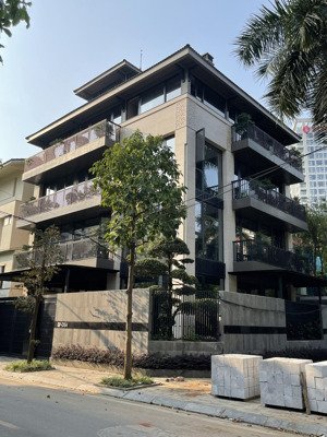 cho thuê biệt thự lô góc tại nguyễn xiển. dt : 200 m * 4 tầng . mt : 20 m . thông sàn. nhà mới