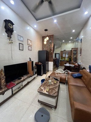 anh chị mình cần bán gấp căn nhà dân xây gần cầu chui nguyễn văn cừ, 45m dân xây giá chỉ nhỉnh 9 tỷ