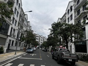 bán nhà phố manhattan quận 9 diện tích 160m2 dãy t2 đường thông bên hông nhà