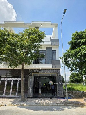 nhà cực đẹp ngay đường 22/12. sát aeon về thủ đức gần. chỉ 4.6 tỉ full hết nội thất. quá rẻ!!!