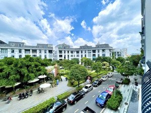 văn phòng 35m2 có ban công lớn, view công viên, thang máy, máy lạnh, hầm để xe - giá thuê 7tr