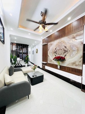 nhà lạc long quân, 41m, hơn 7 tỷ, ngõ thông, ô tô 50m, gần phố, ở luôn, kinh doanh, full đồ