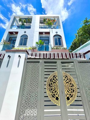 nhà đẹp bên cạnh công viên 29/3 ,nội thất ,có doanh thu 17 trieu/ thang liền khách ạ