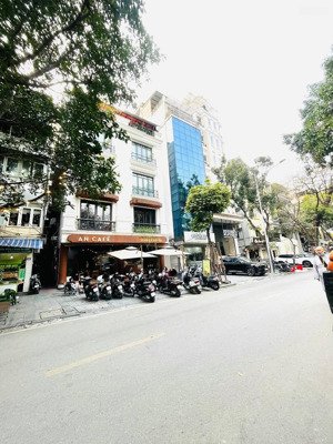 mặt phố - lô góc phố cổ hoàn kiếm - mặt tiền 10 met - 6 tầng - 2 thang máy - vỉa hè rộng.