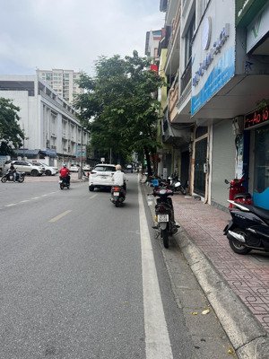 mặt phố nguyễn công hoan. 3 thoáng vĩnh viễn. kinh doanh. mặt tiền 5,5m với 4 tầng thang máy