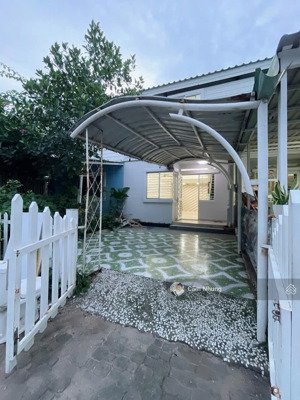 cho thuê nhà phố liền kề có 2pn, dt 75m2, giá: 6tr5/th nhận nhà ngay, lh: 