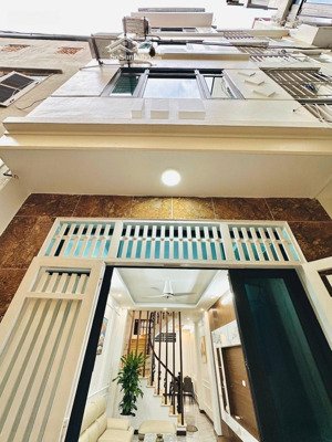nhà siêu mơi và hiện đại-nội thất siêu vip-cầu giấy siêu víp- nhà 2 mặt ngõ- gần nhiều phố lớn