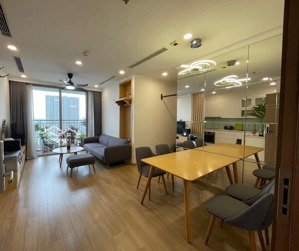 chính chủ muốn bán căn hộ vinhomes gardenia 3pn 2vs giá nhỉnh 9 tỷ. lh: 