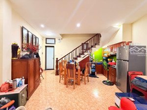 bán nhà đê la thành - diện tích rộng - gần phố - nhà vuông vắn