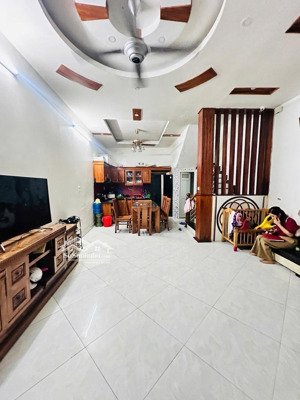 bán nhà phố cầu giấy tt quận 50m 11tỷ5 3gac đỗ cửa ngõ thông oto nhà dân chắc chắn pháp lý chuẩn