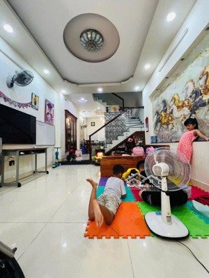 nhà đang cho thuê 12.5tr/tháng cách mtđ nguyễn du, dĩ an 500m chủ cần bán ngợp với giá chỉ 1 tỷ 699