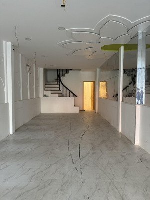 cho thuê nhà mặt tiền 4x20 m đường cách mạng tháng tám, 1 trệt 2 lâu, 32 triệu