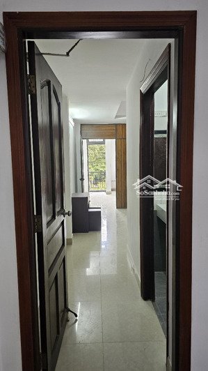 cho thuê phòng đôi có chổ đậu ô tô miễn phí, nhà mặt tiền ban công cửa sổ thoáng mát.