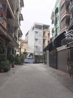 bán nhà hoàng quốc việt cầu giấy dt 64/70m x 6t x mt 4m giá 30,3 tỷ có thương lượng