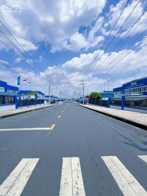 Cho thuê xưởng sàn xuất 2500m2 KCN Nhơn Trạch, Đồng Nai, giá thuê 350tr/tháng.