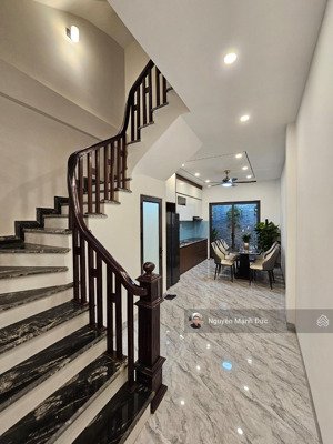 nhà đẹp 2 thoáng - 50m² - oto đỗ cửa - sát phố - full đồ - vị trí vàng long biên - chỉ 8.4 tỷ