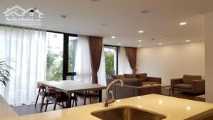 Cho thuê căn hộ dịch vụ tại Tây Hồ, 120m2, 2PN, ban công, đầy đủ nội thất đẹp hiện đại